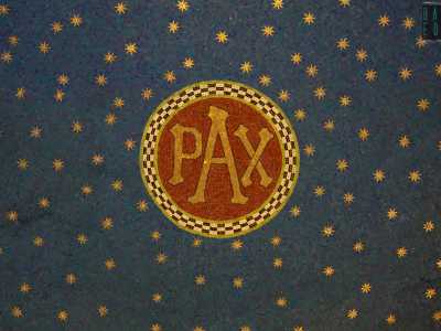 ...che culmina con un catino dipinto a m� di cielo stellato con la scritta PAX